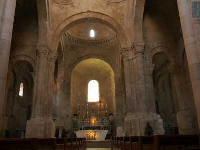 L'interno, a pianta basilicale asimmetrica...